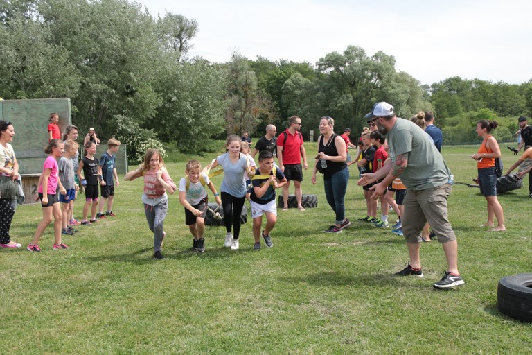 Enfants en pleine course 